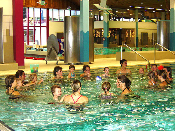 Eltern und Kind im Wasser bei Happy Swim